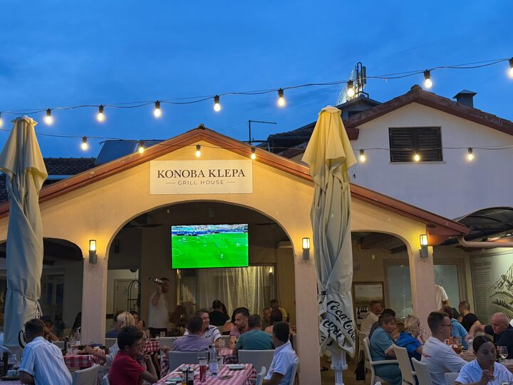 Ulaz i natpis Konoba Klepa Grill House u suton