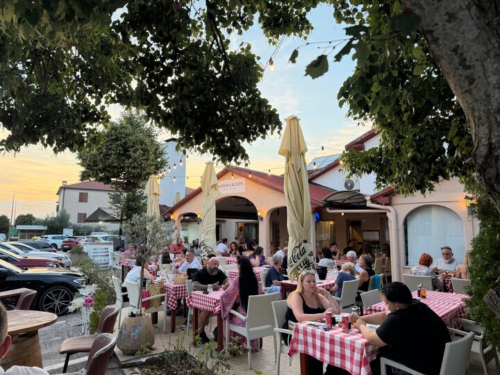 Terasa pod krošnjama u zalazak sunca